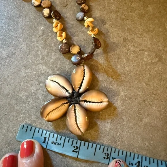 Cowrie Shell Flower Pendant Necklace Pendant Handcrafted Boho Beachy Glossy - Picture 6 of 7